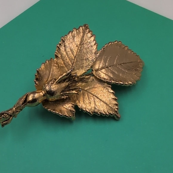 Chic Gold Leaf Brooch - Picture 3 of 7